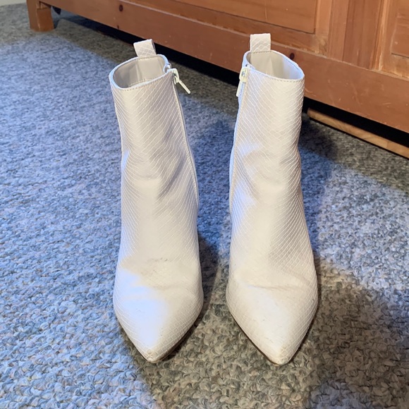 Shoe Dazzle Shoes - Shoedazzle Olyvia White Textured Leather Boots with 3” heel